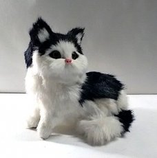 Katje 14 cm Zwart-wit met zachte vacht